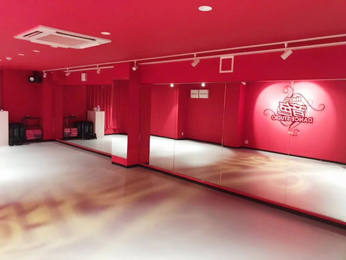 トレーニングジムの壁一面に設置した大型ミラー