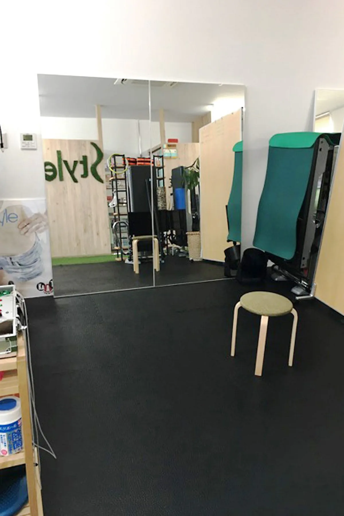 スポーツジムに簡単に設置できるパネルミラー