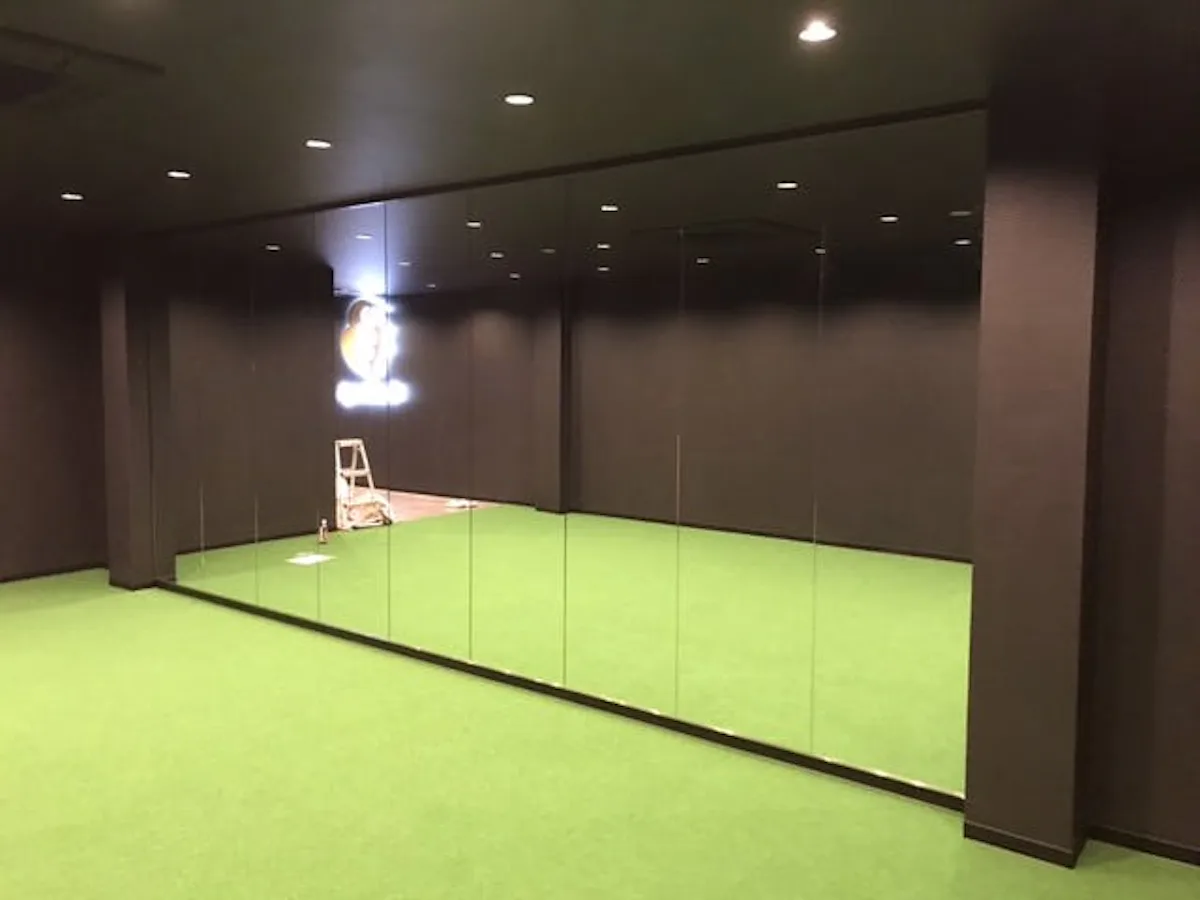 スタジオ設備として導入した大型鏡