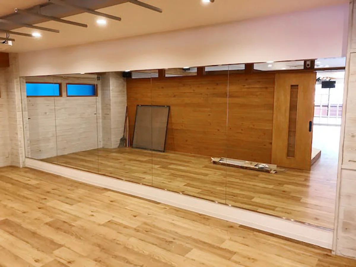 スポーツクラブ用の大型鏡 設置後の壁