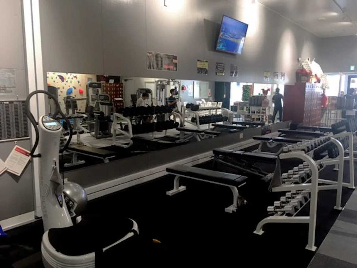 スポーツスタジオの壁一面の鏡