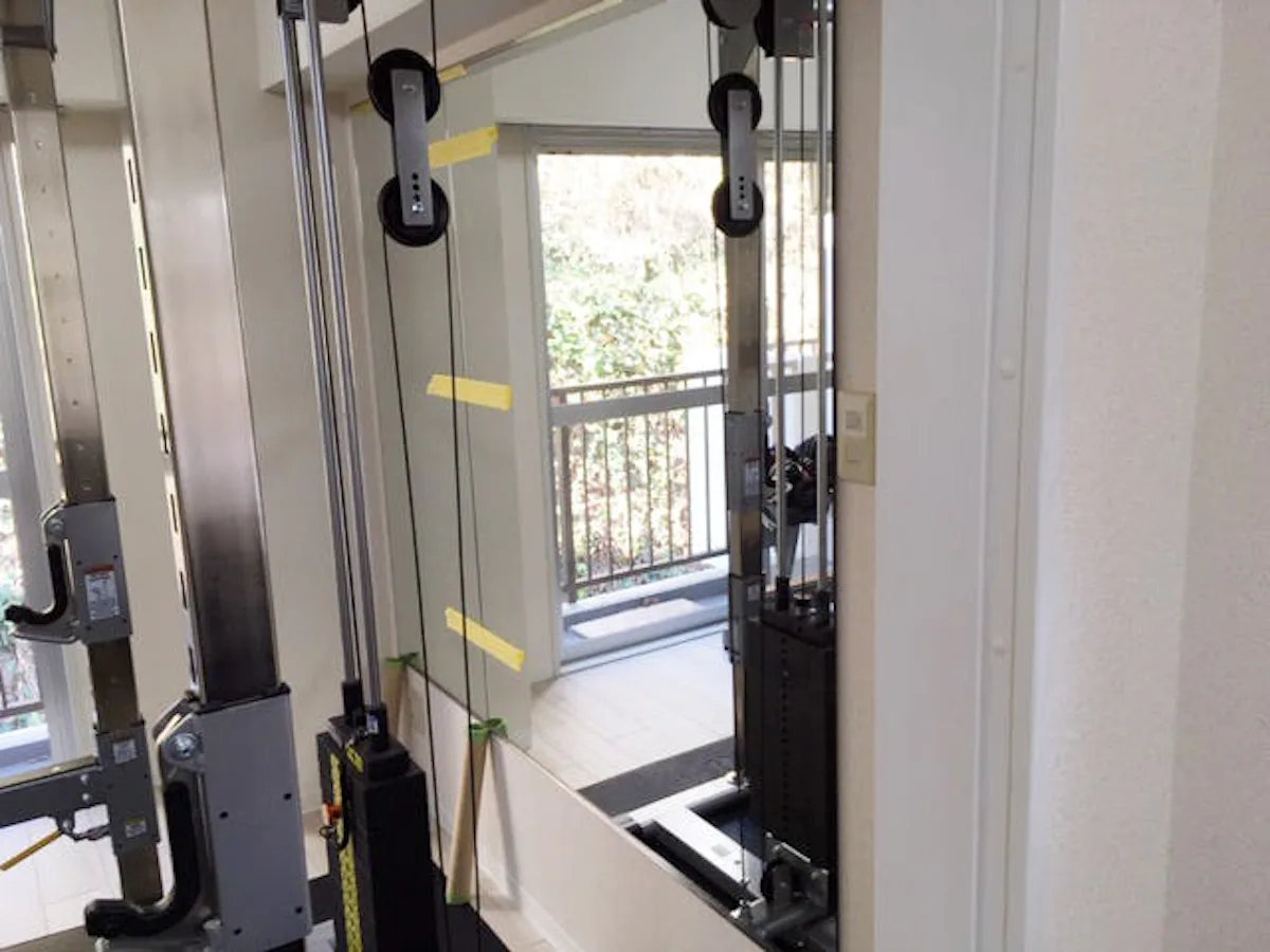 パーソナルジムに導入した大型の姿見