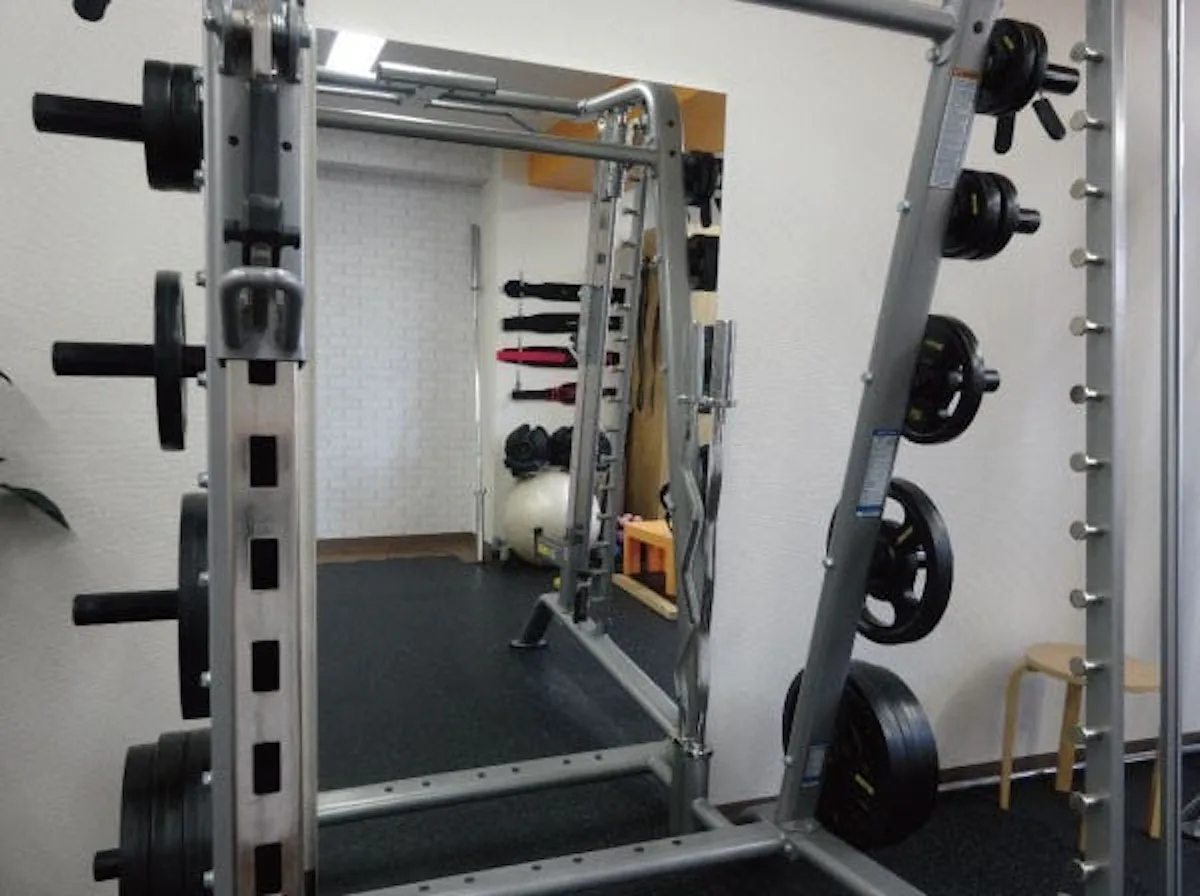 パーソナルジムのトレーニングマシンの前に設置したパネルミラー(1)