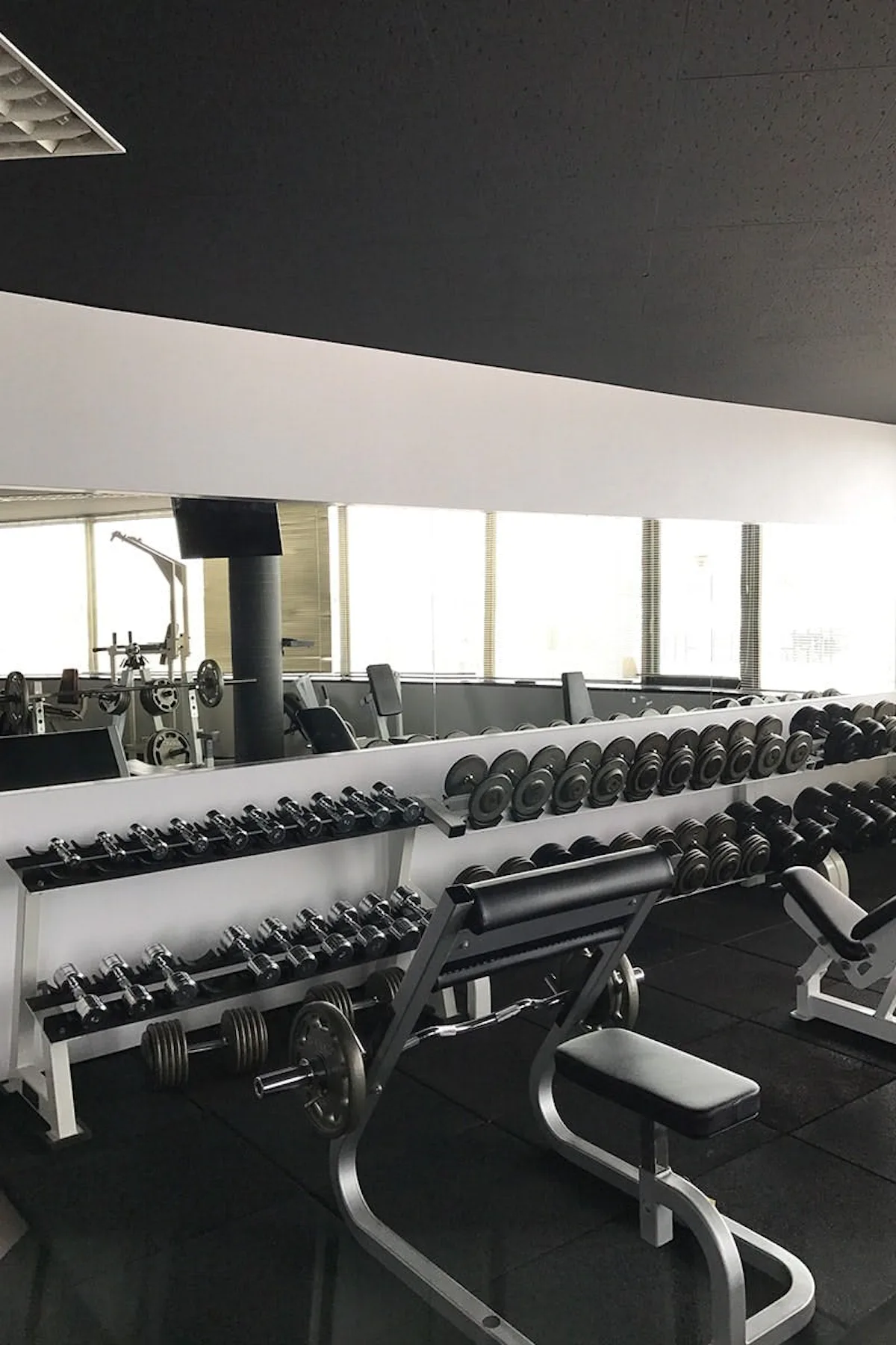 パーソナルジムに大型ミラーを横張り