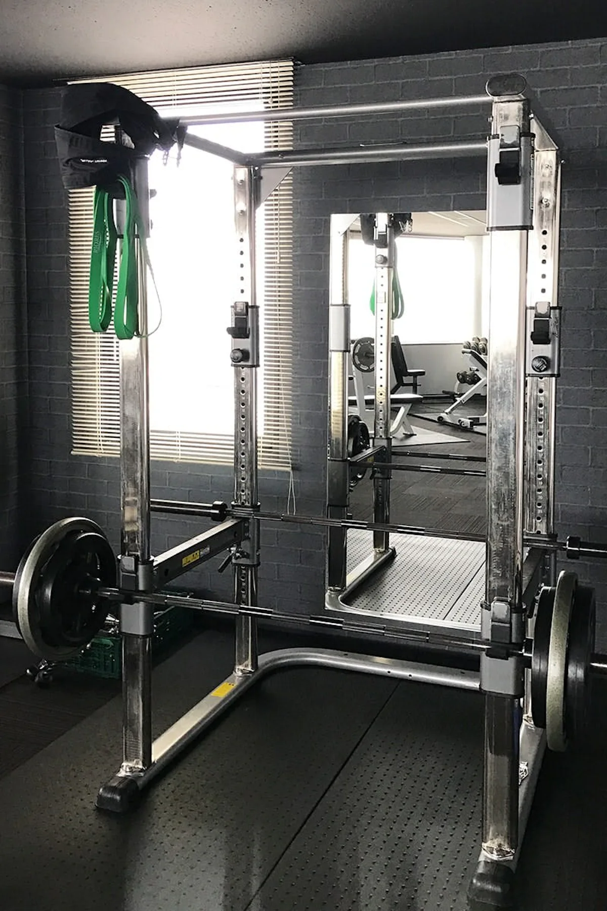 マンツーマンジムに導入した大型ミラー