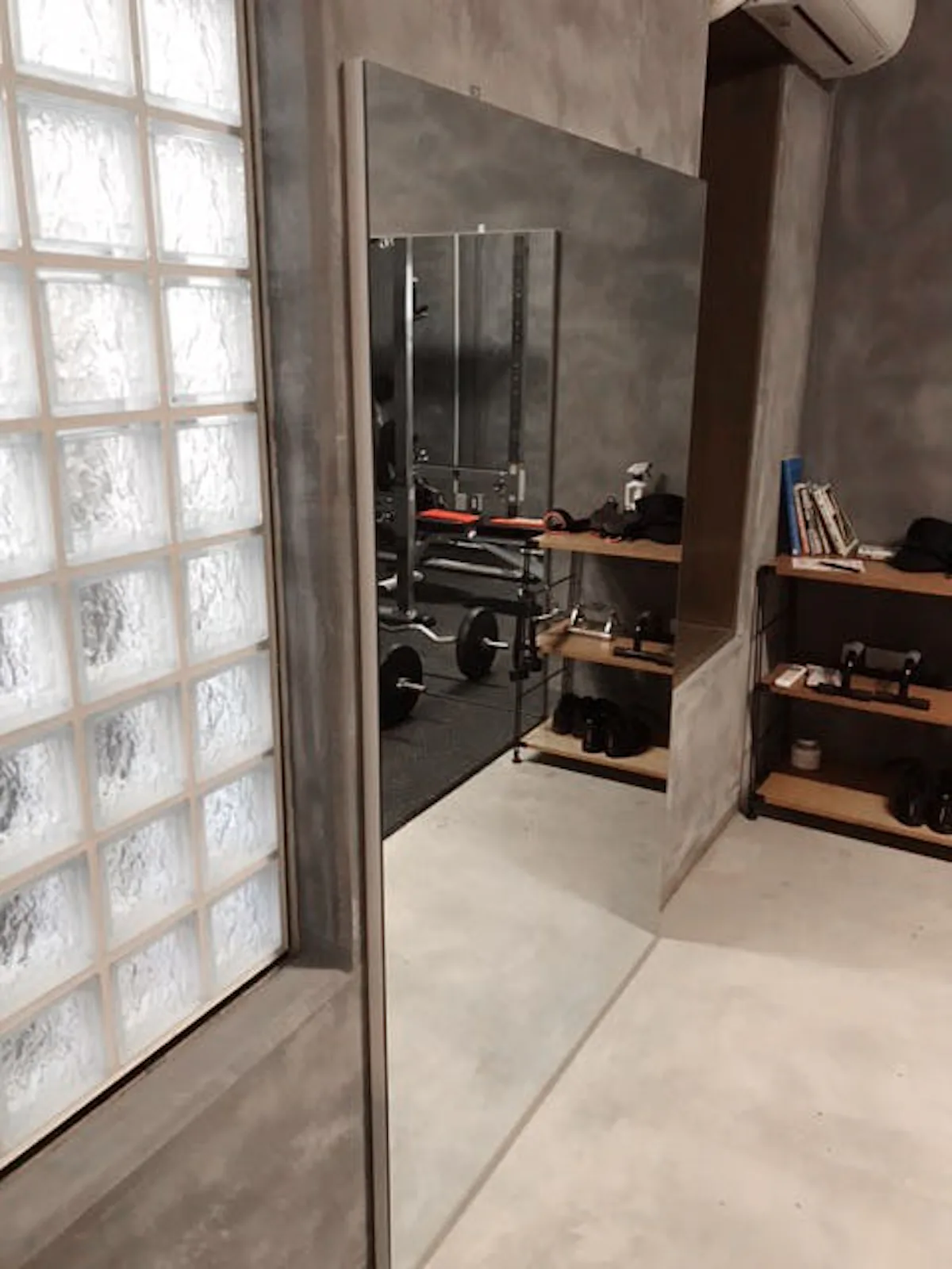 プライベートジムにおすすめのパネルミラー