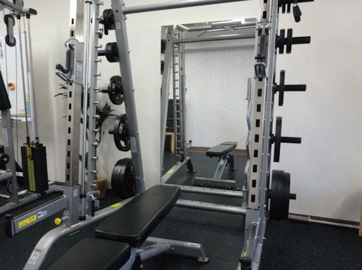 パーソナルジムのトレーニングマシンの前に設置したパネルミラー(2)