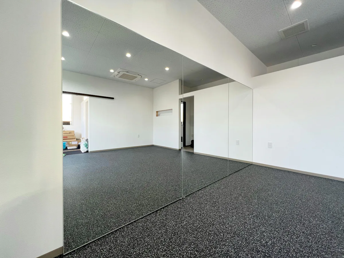 パーソナルジムに簡単に設置できるパネルミラー