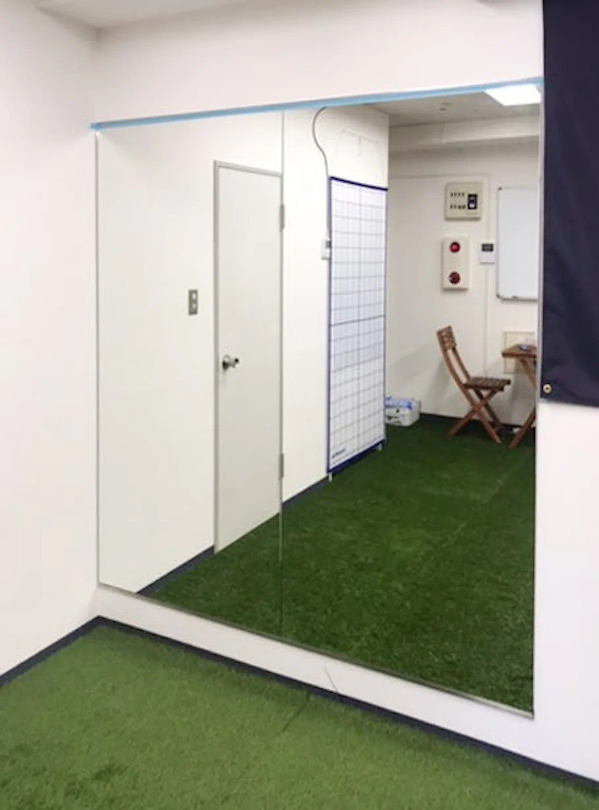 スタジオ設備として導入した大型ミラー