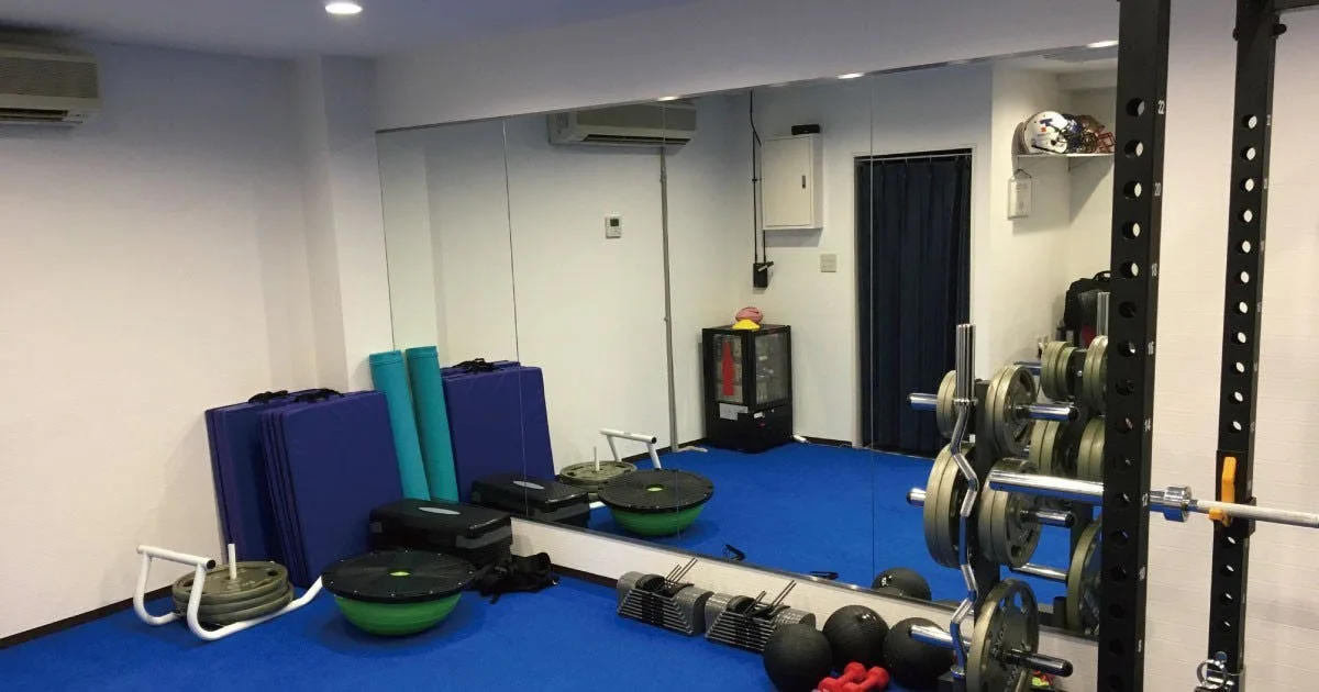 パーソナルジムに4枚連貼りしたガラスミラー(1)