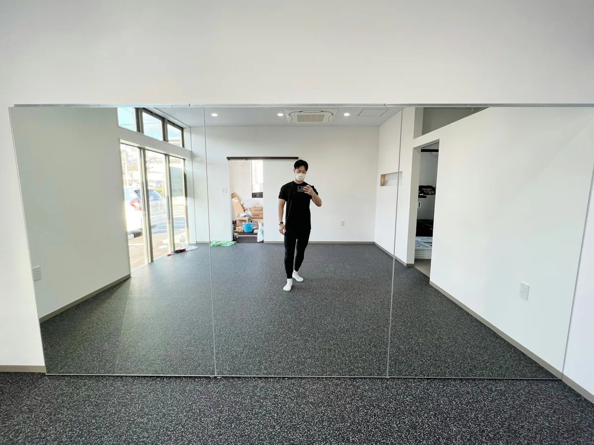 施工いらずでジムに設置できる大型ミラー