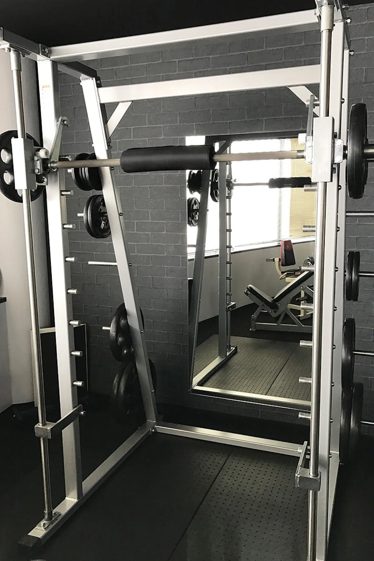 マンツーマンジムに大型鏡を導入