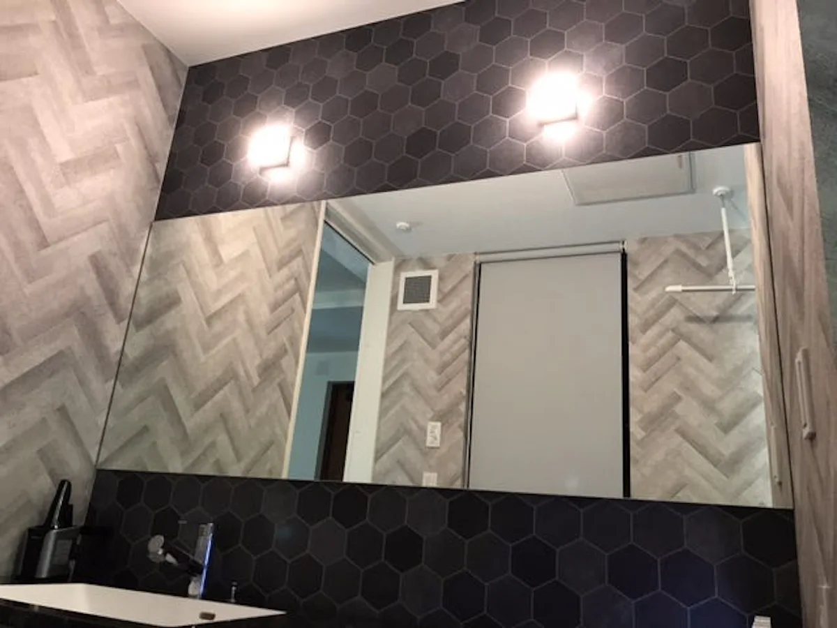 洗面台の横長鏡を当店で施工／A様