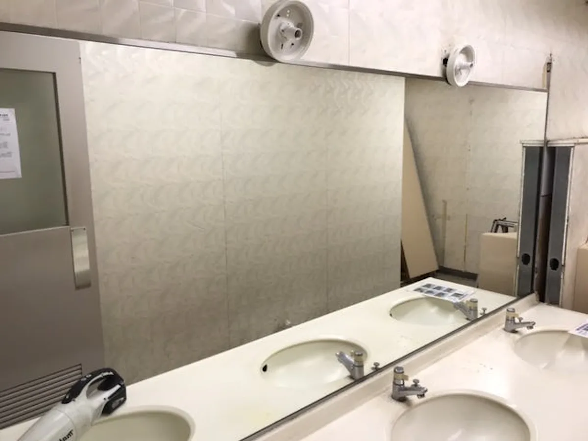 社員トイレの洗面所に横長鏡を施工／K様(2)