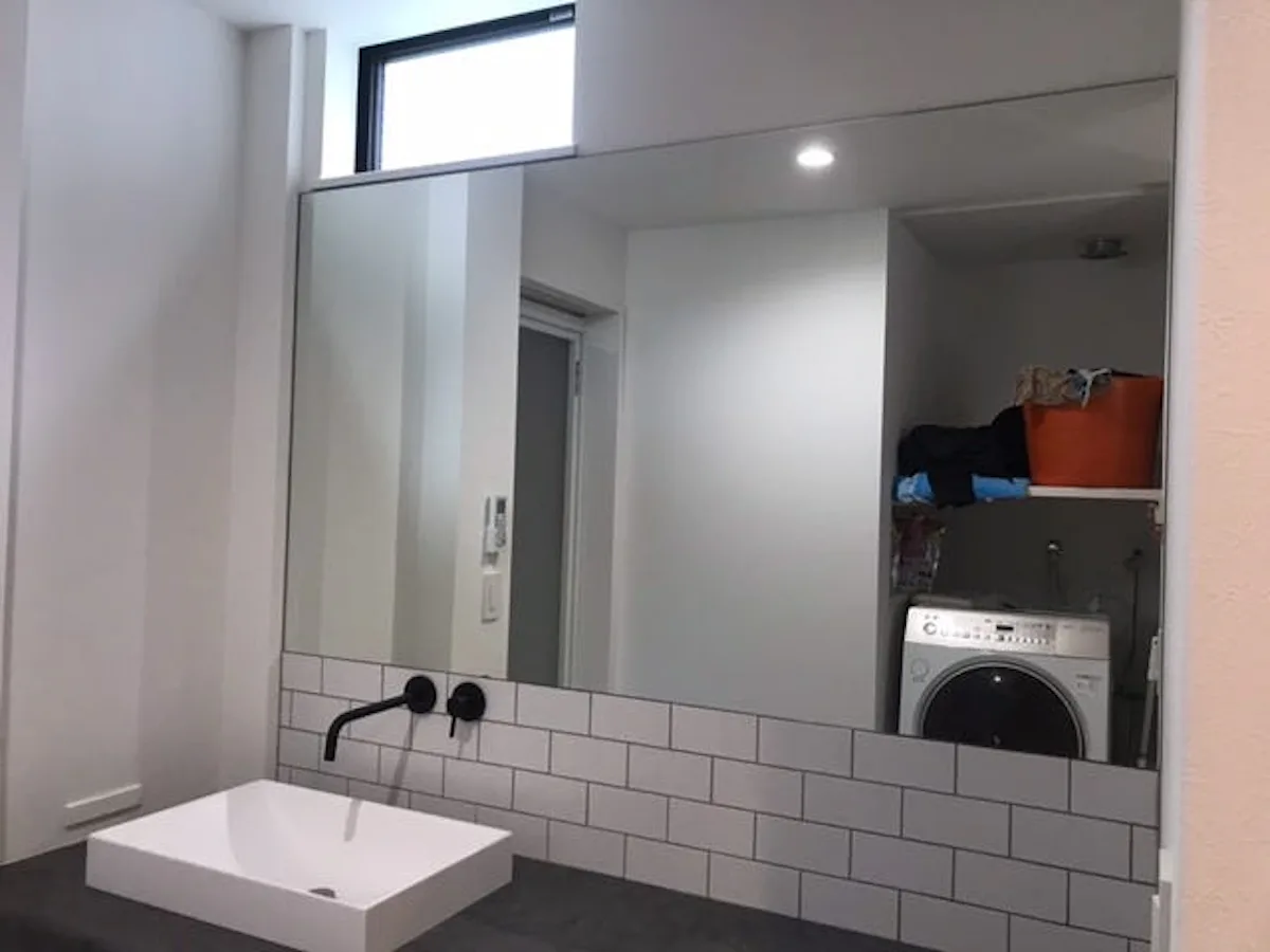 洗面所の横長鏡を当店で施工／T様