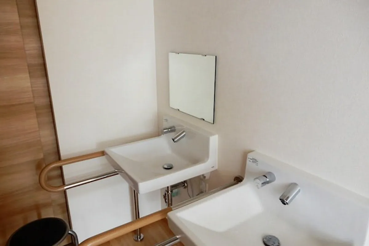 デイサービスの洗面台に小さい横長鏡を設置／S様(2)