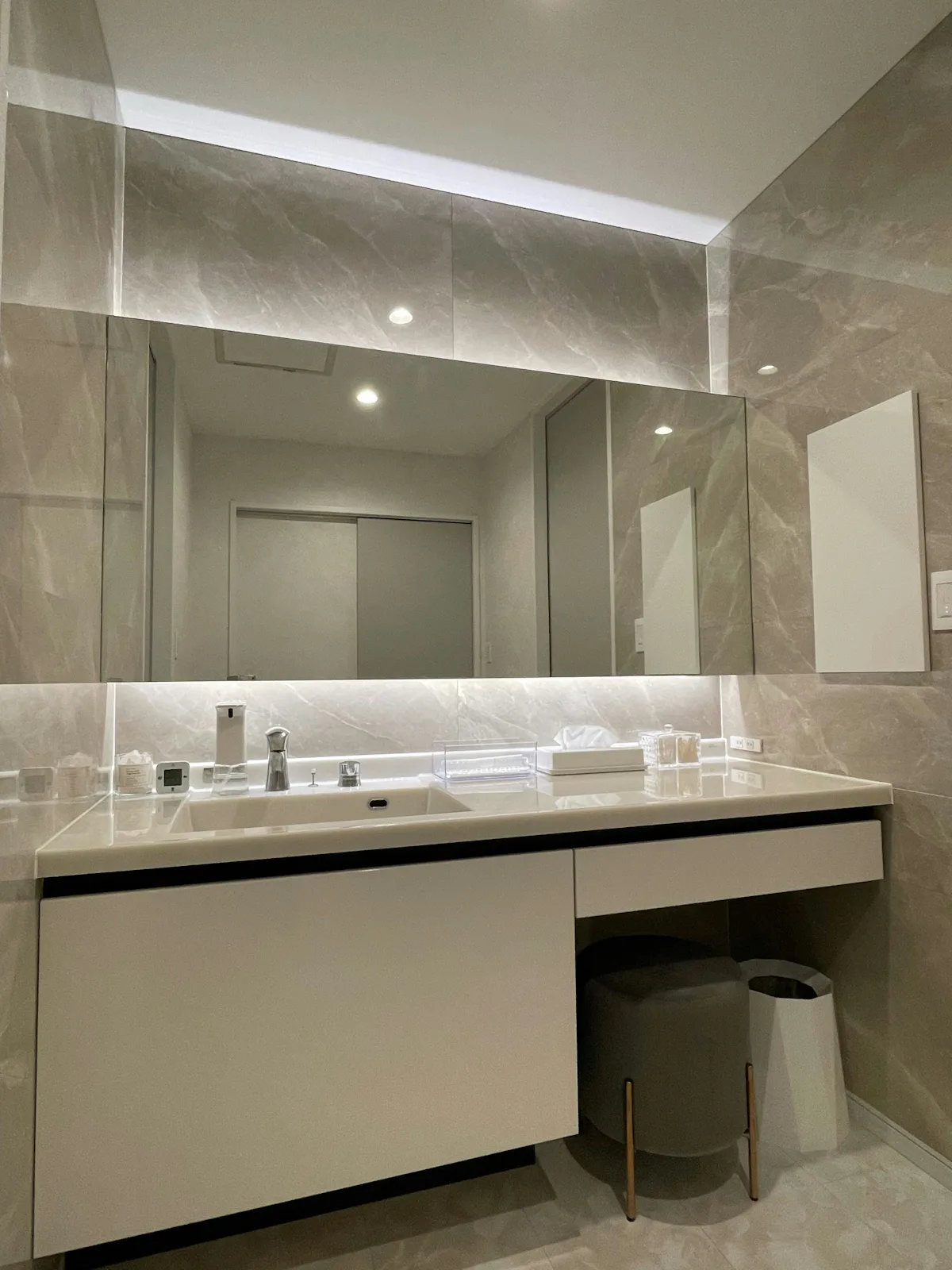 洗面台の横長鏡を金具を使わず設置／I様