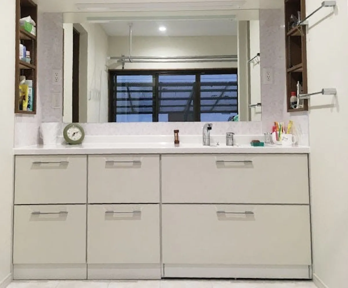 洗面台に横長鏡を天井につけて設置／H様(2)