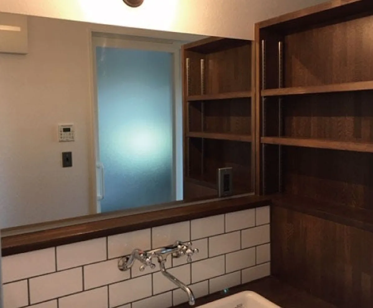 モダンな洗面台に横長鏡を設置／M様 - 鏡を取り付けた後