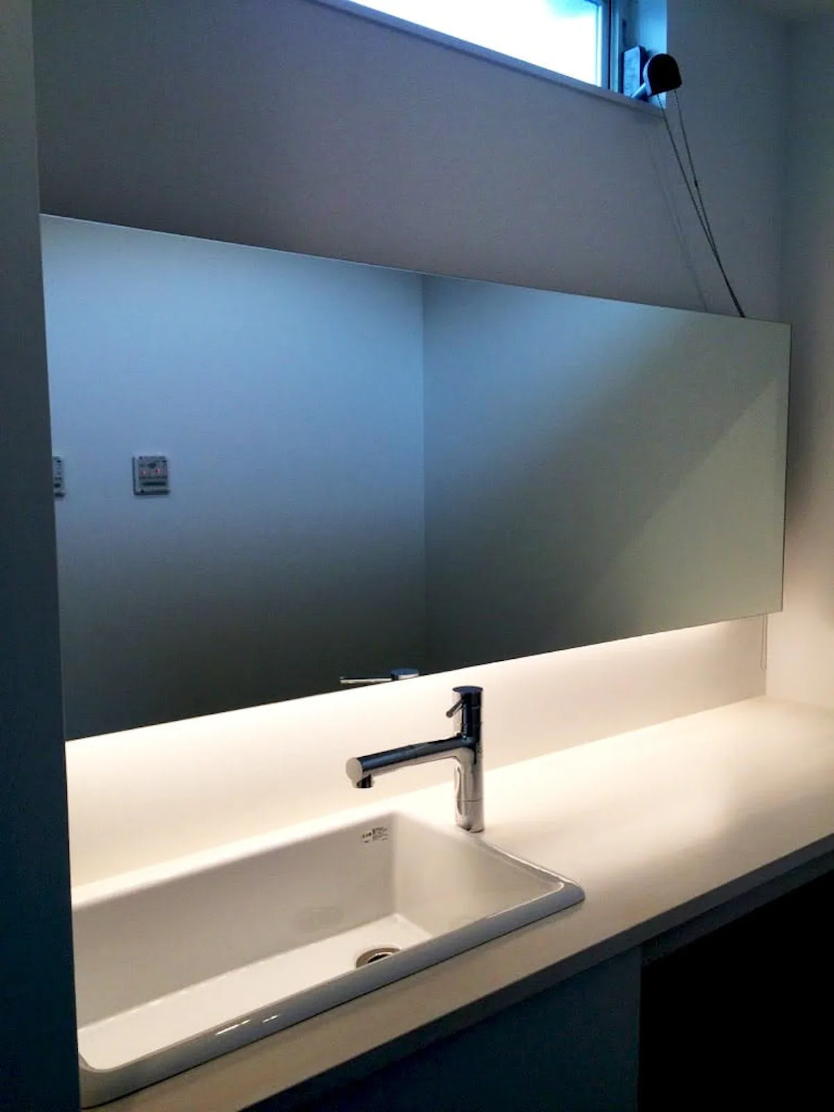 新築の洗面所に横長鏡を設置／K様