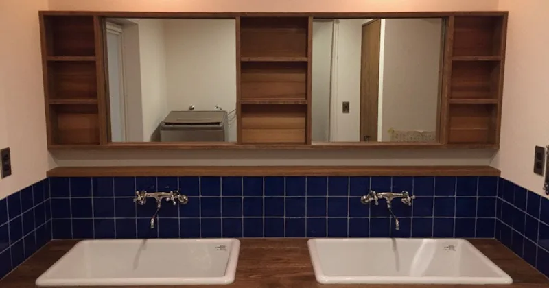 洗面所の造作棚に鏡を設置したお客様事例