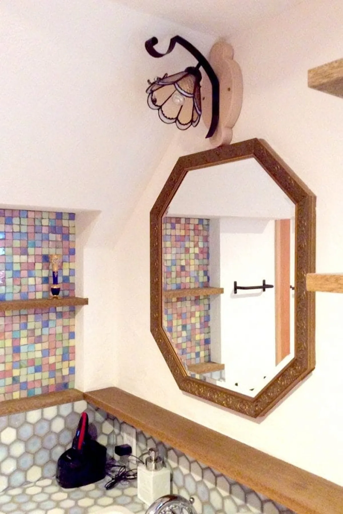 洗面所に設置した八角形のアンティークミラー