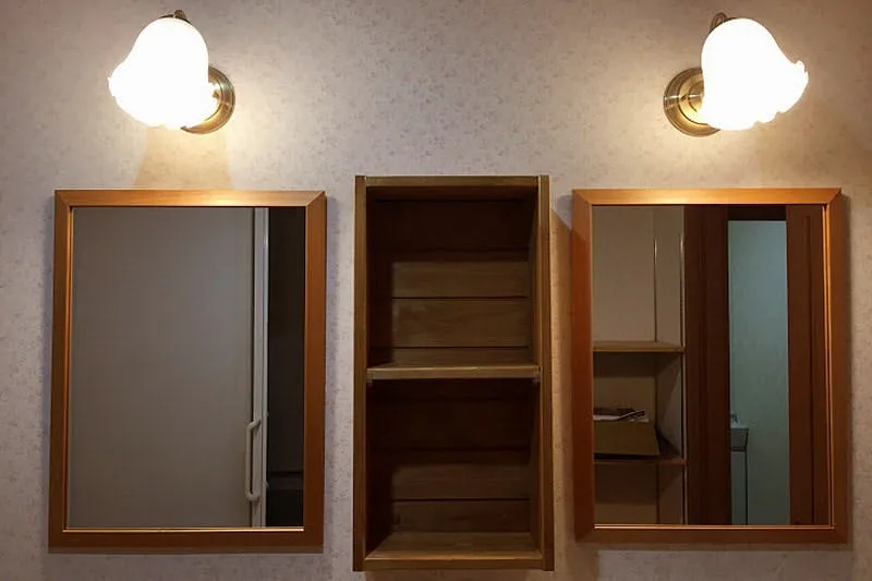 洗面所の鏡に「アンティークミラー(06-D777WD)」を設置した事例 (S様)