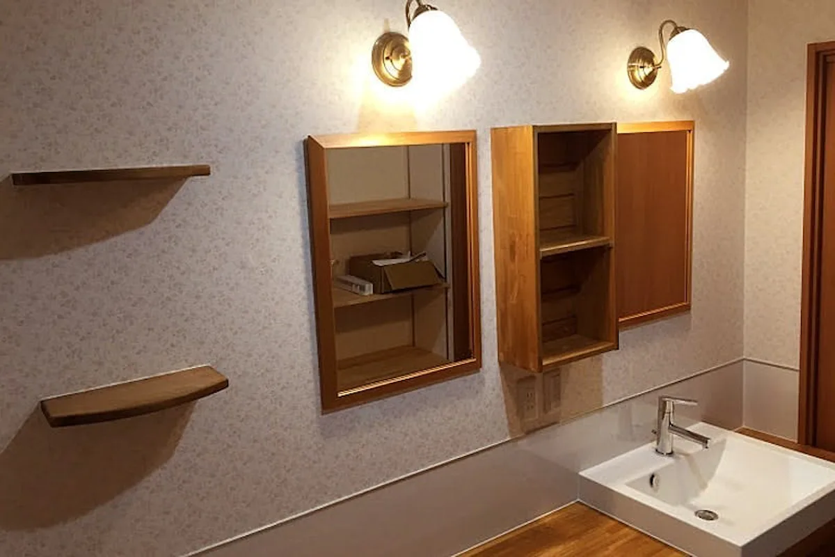 洗面所の鏡に「アンティークミラー(06-D777WD)」を設置した事例 (S様)