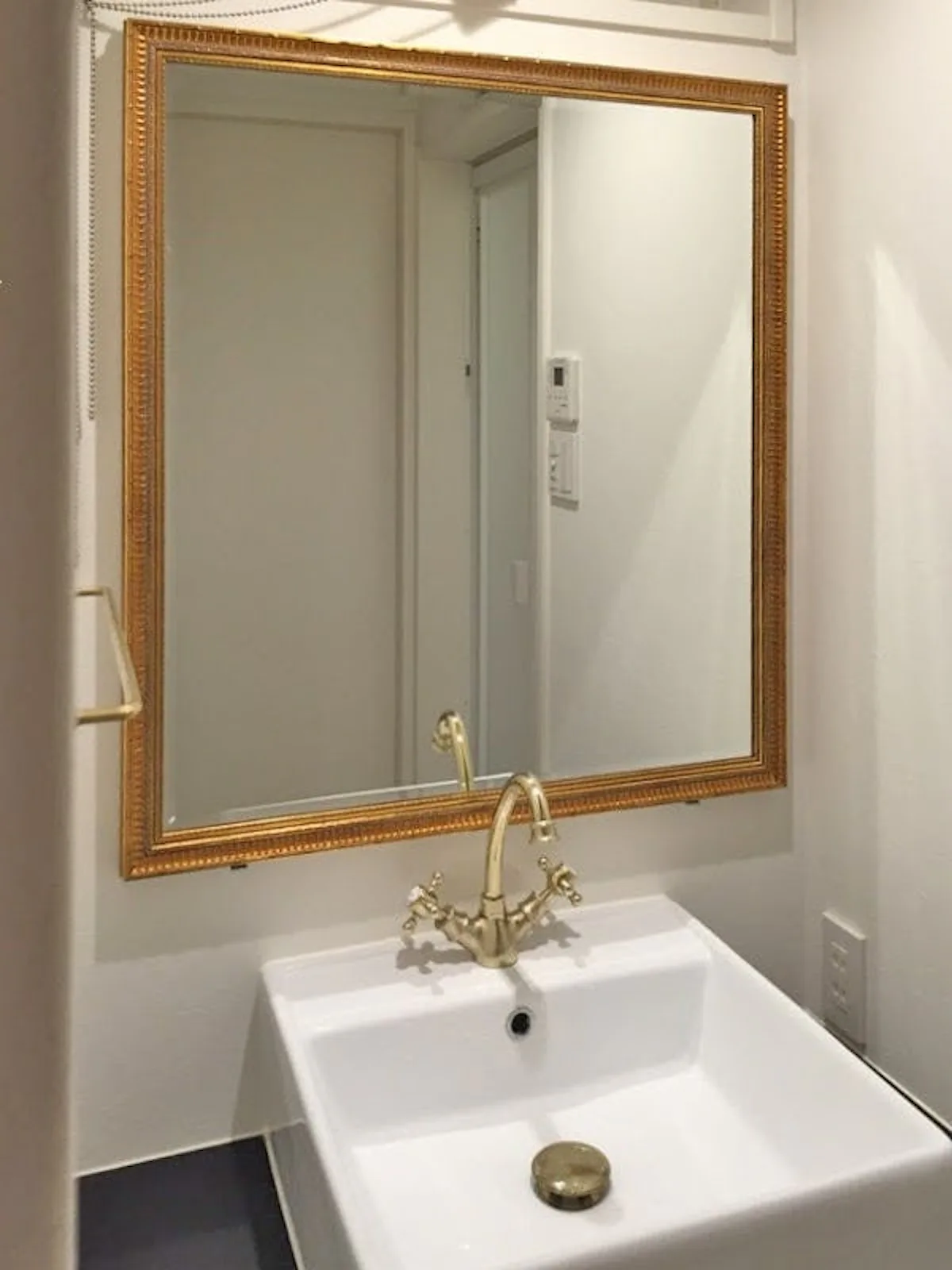 洗面所に使用したアンティークミラー(A-682G)