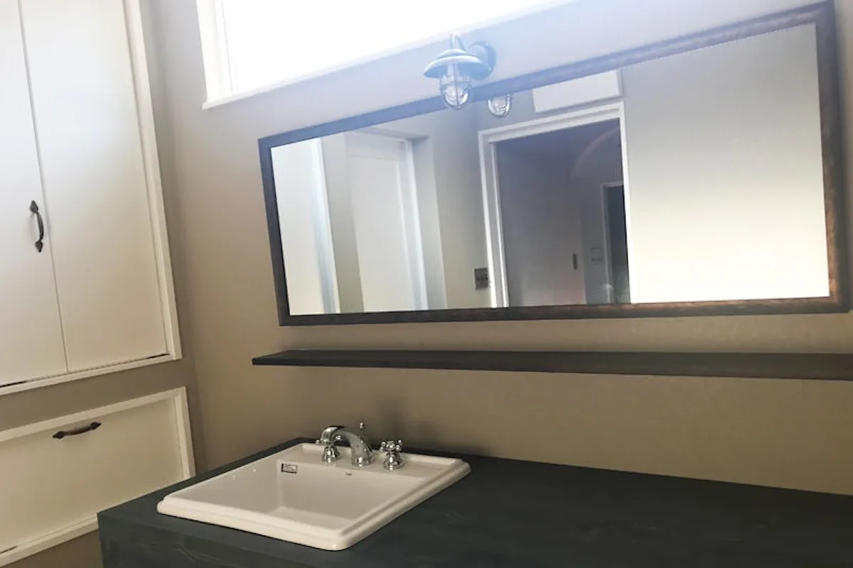 洗面所の鏡に使用したアンティークミラー「オールドミラーシリーズ (A-44031)」