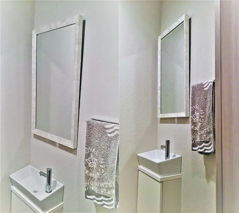 洗面所の鏡に モダンミラーシリーズ「38-3026」を使用した事例 (東京都 A様)