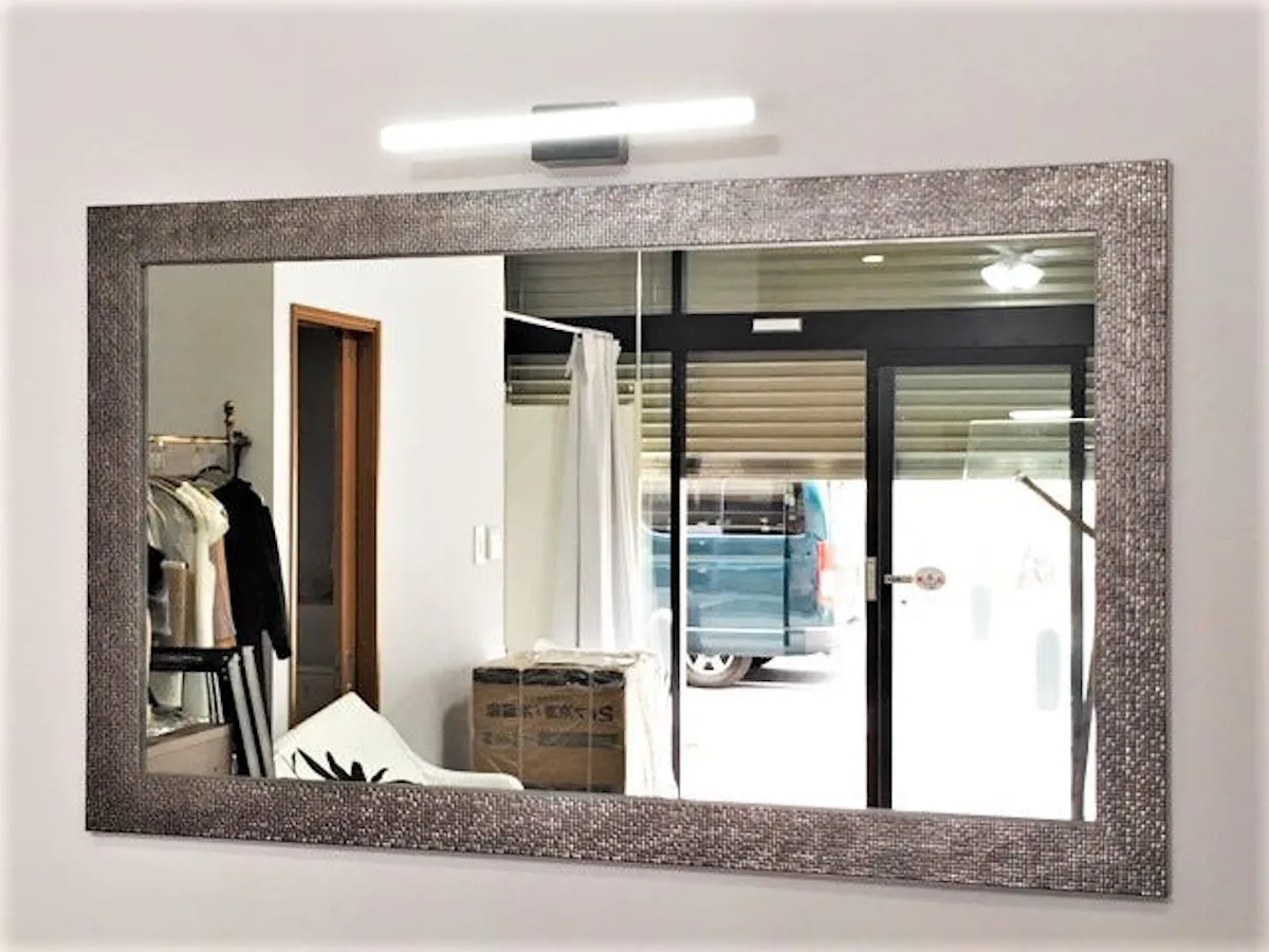 店舗壁に設置したアンティークミラー-設置後