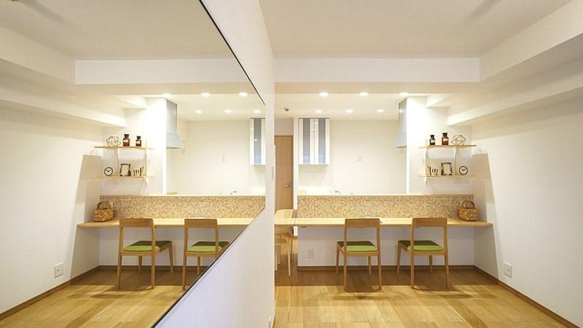 リビングの鏡に「ガラスミラー(5mm)」を設置した事例(東京都墨田区 H社様)