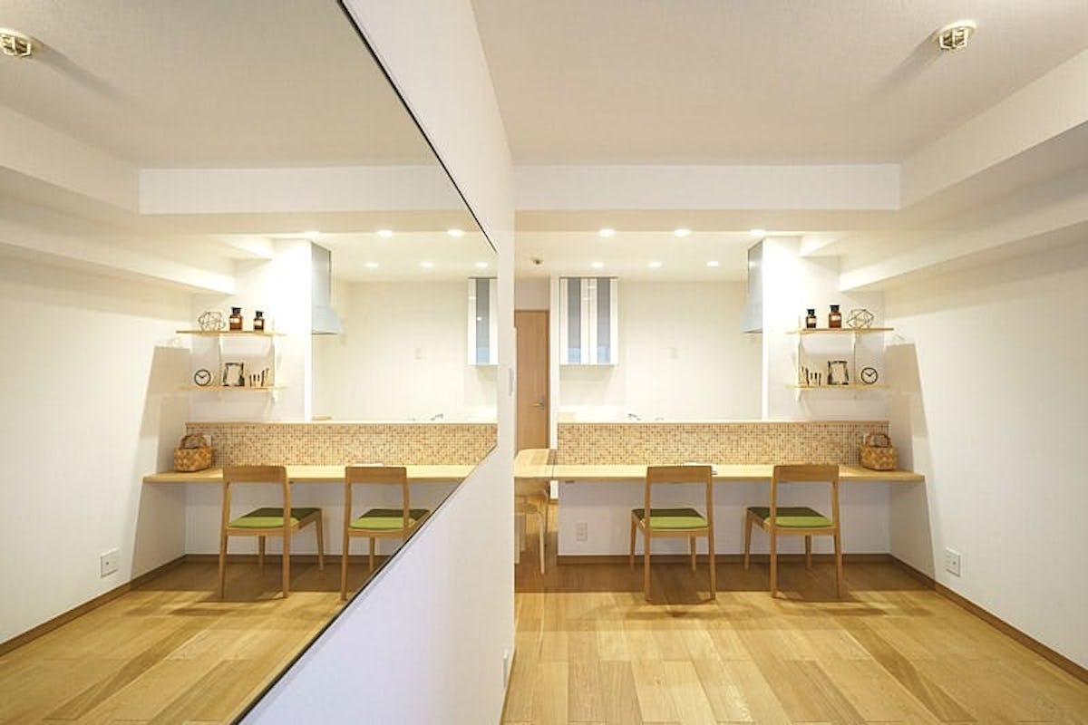 鏡があることで外からの光を取り込みやすくなり、より明るいお部屋になる