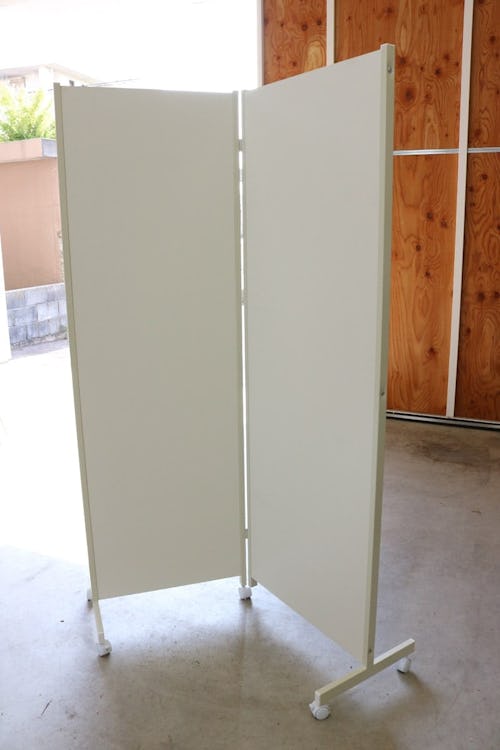 折りたたみパーテーションに使用した「ガラスミラー」