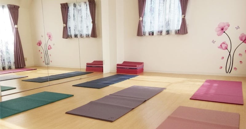 壁一面を鏡に！ヨガ教室のフォームチェック用鏡に「パネルミラー」を使用した事例(大阪府H様)