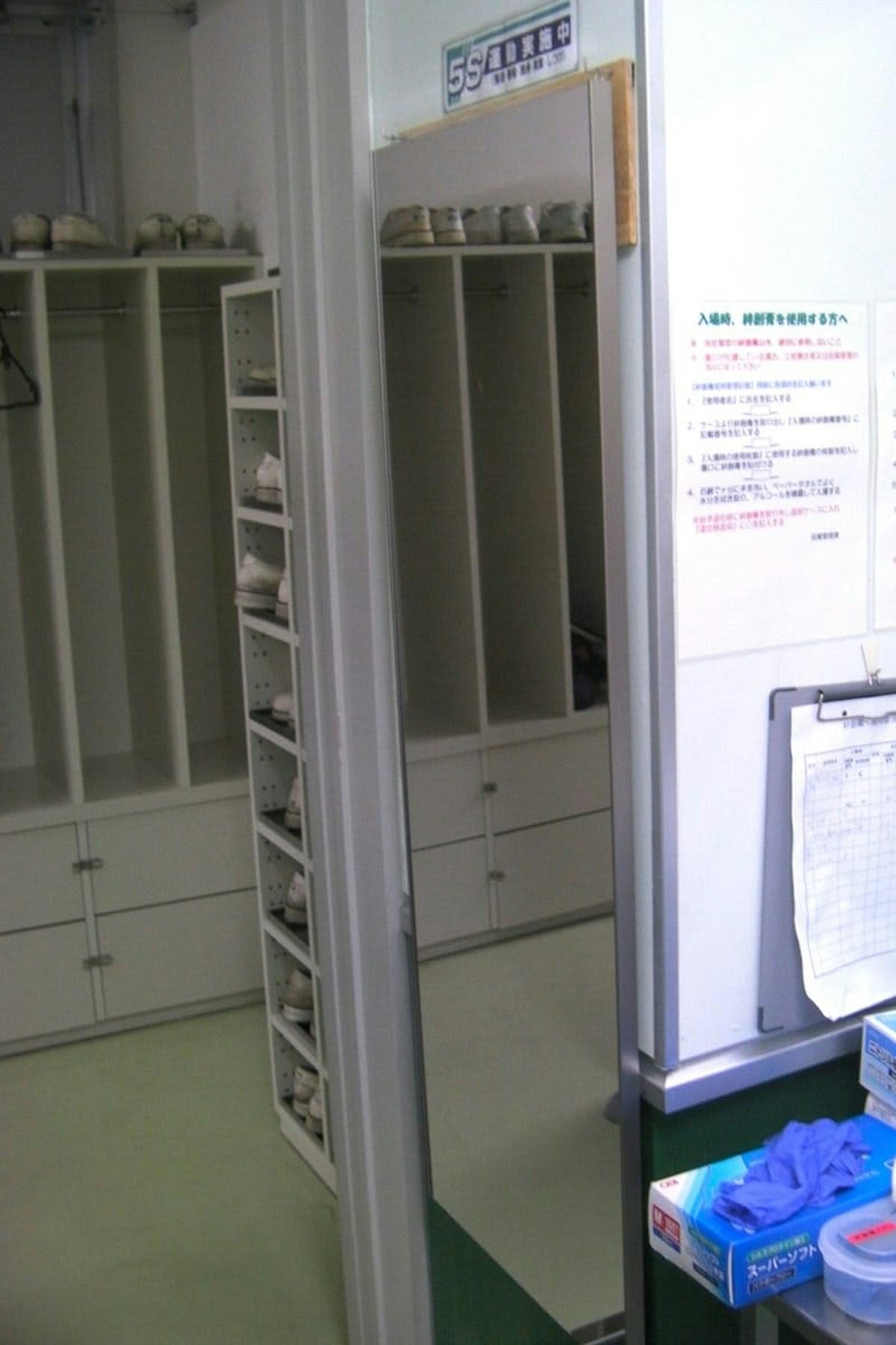 食品工場の前室に「フィルムミラー」(1)