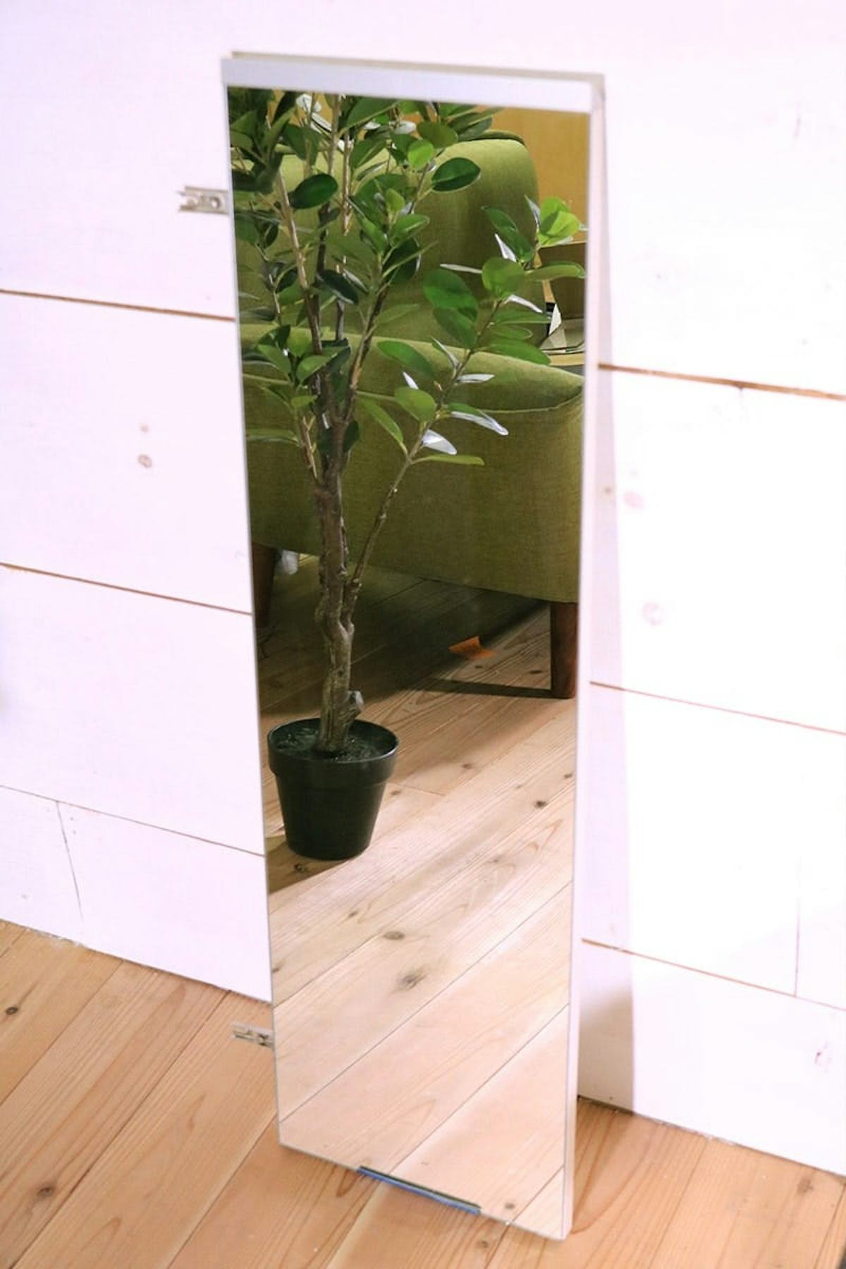 新品の鏡に張り替えたクローゼットの扉の鏡