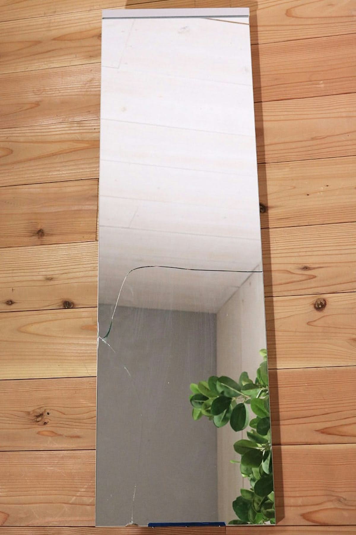 割れた鏡が取り付けてあるクローゼットの扉