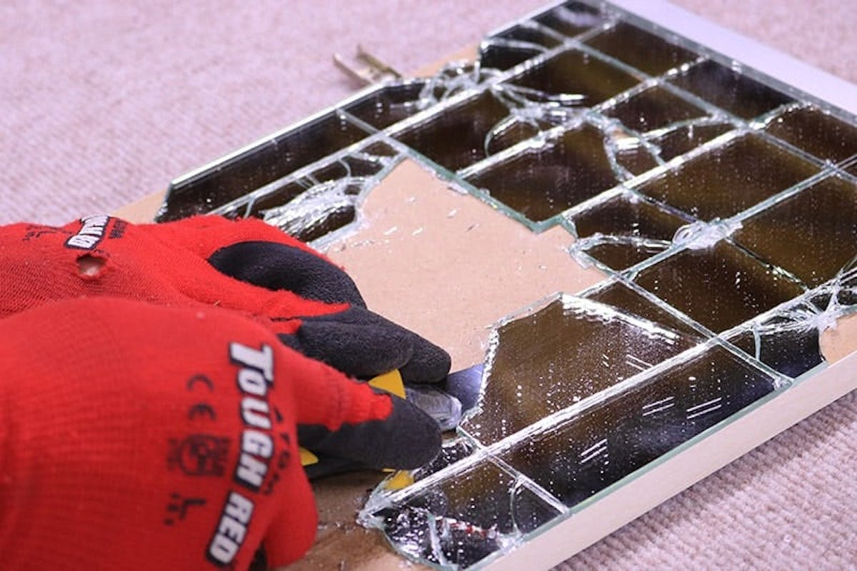 鏡を割って剥がす