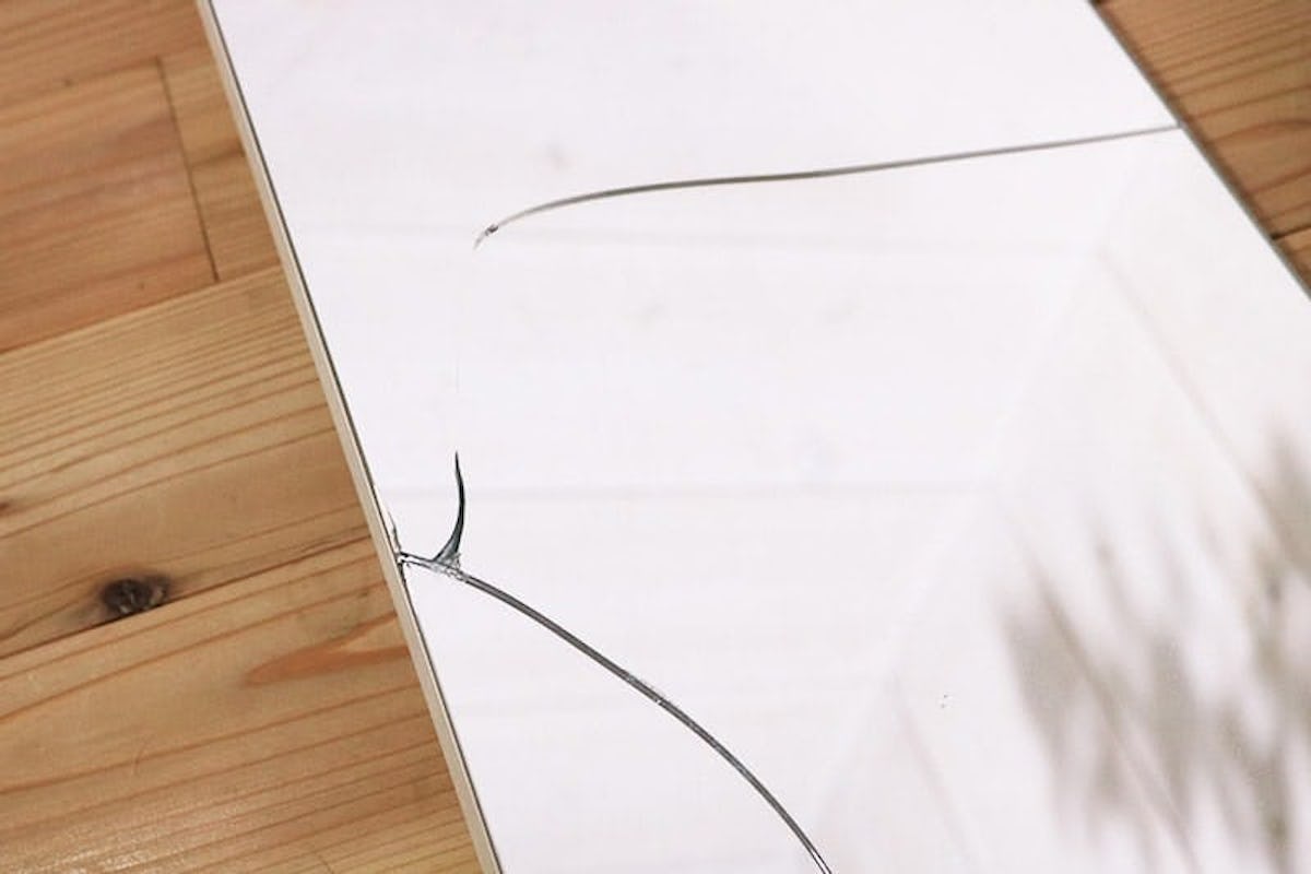 ヒビを拡大した様子