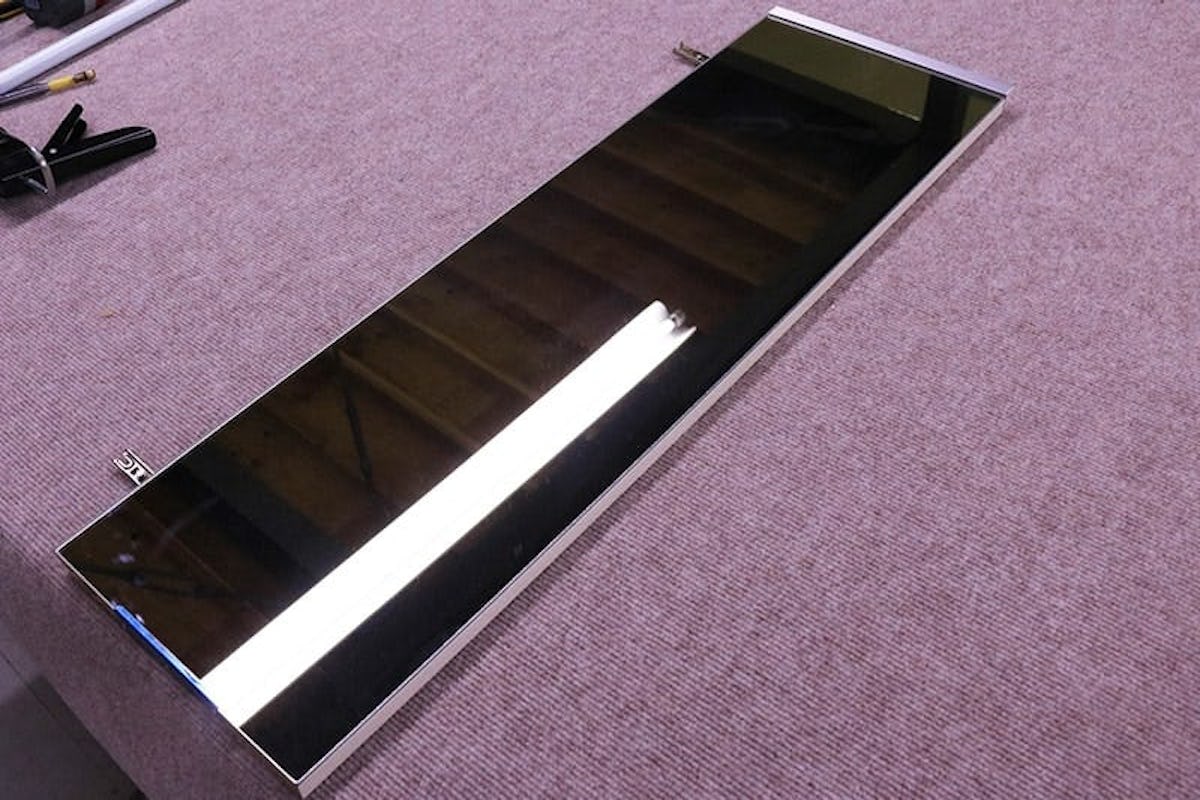 張替えが完了したクローゼットの扉の鏡