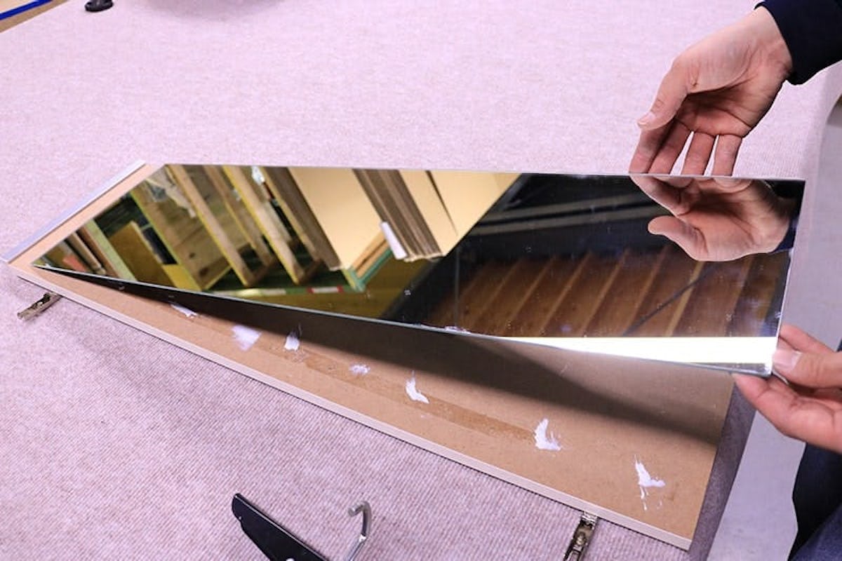 新品の鏡を貼る