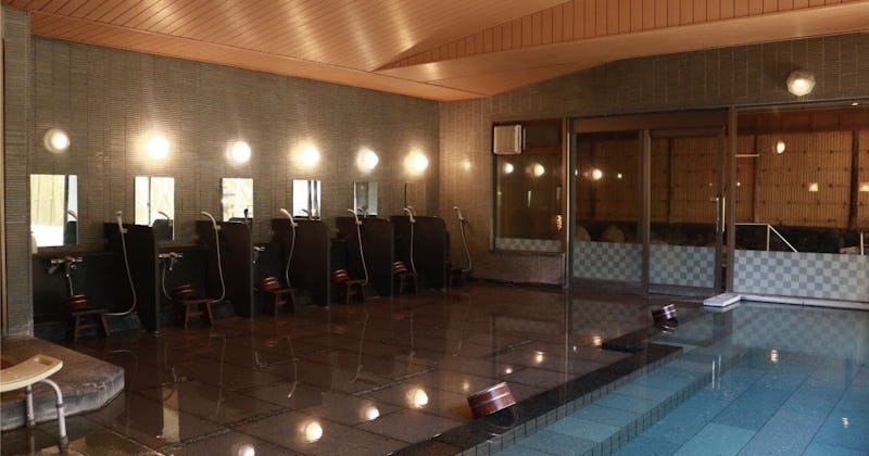 温泉旅館の大浴場に！湿気に強い「防湿ミラーHG」を使用した事例(株式会社つるや様)