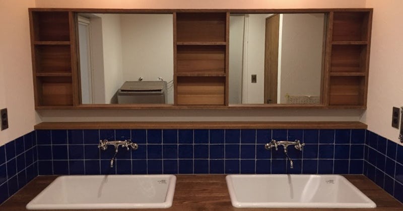 洗面所の造作棚に鏡を設置したお客様事例