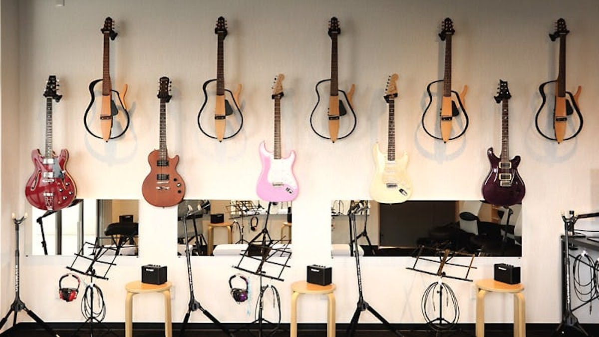 お客様事例 : ギター教室の練習用鏡に「パネルミラー」を設置した事例(滋賀県守山市 Mギター教室様)