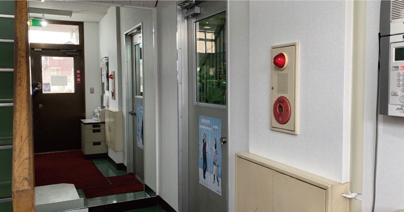 身だしなみ確認のため会社の通用口に「パネルミラー」を設置した事例(山梨県D様)