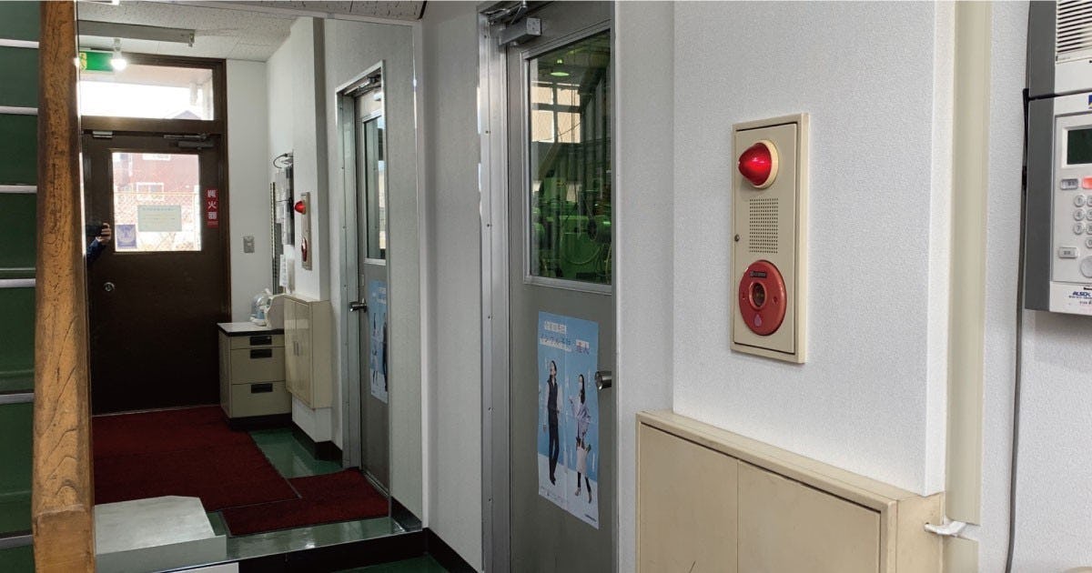 お客様事例 : 身だしなみ確認のため会社の通用口に「パネルミラー」を設置した事例(山梨県D様)