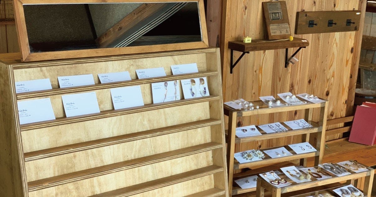 お客様事例 : 鏡を置いて売り上げ拡大！？什器の上に「ガラスミラー」を設置した事例(愛媛県W様)