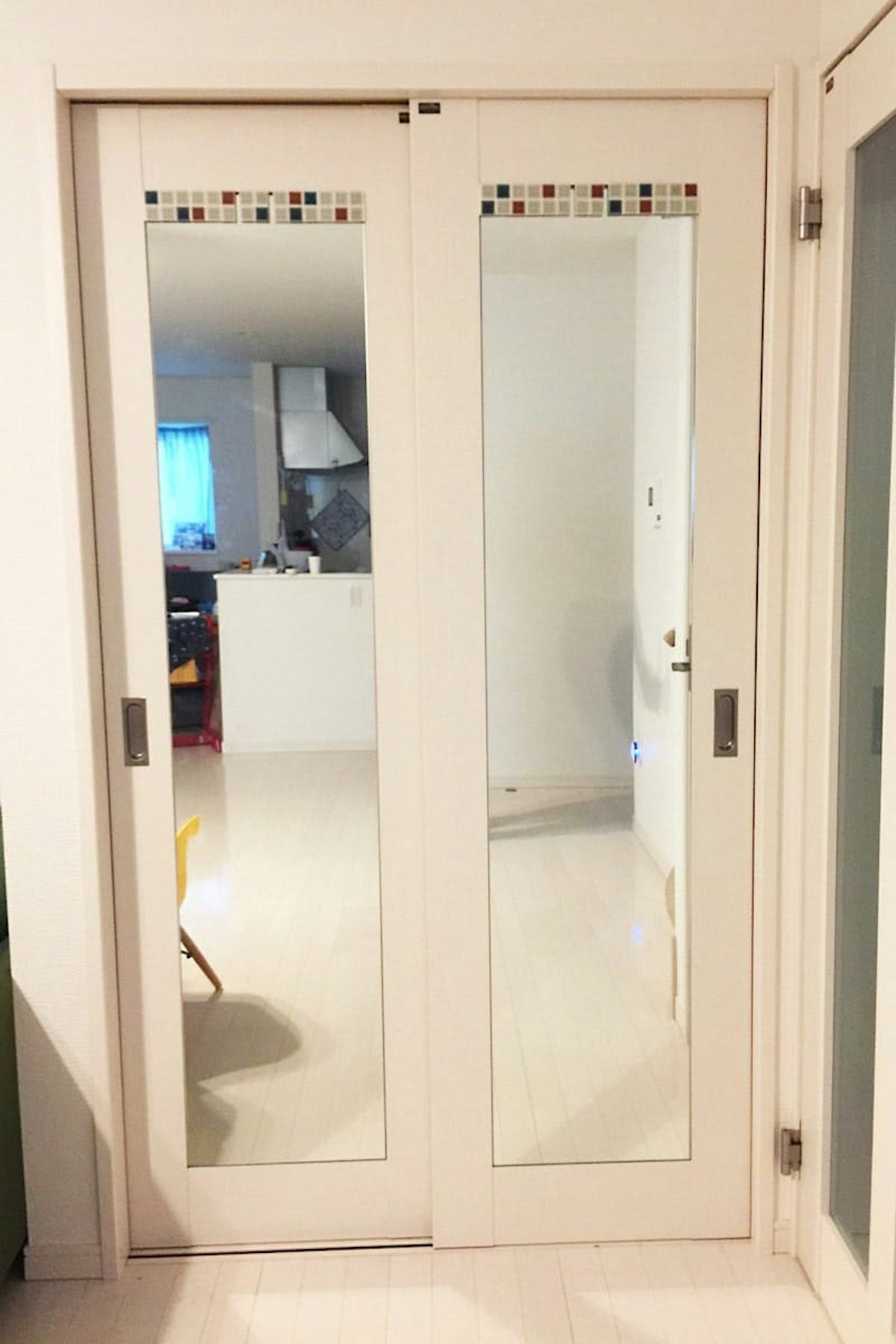 クローゼットの扉に設置した「普通ミラー」(3)